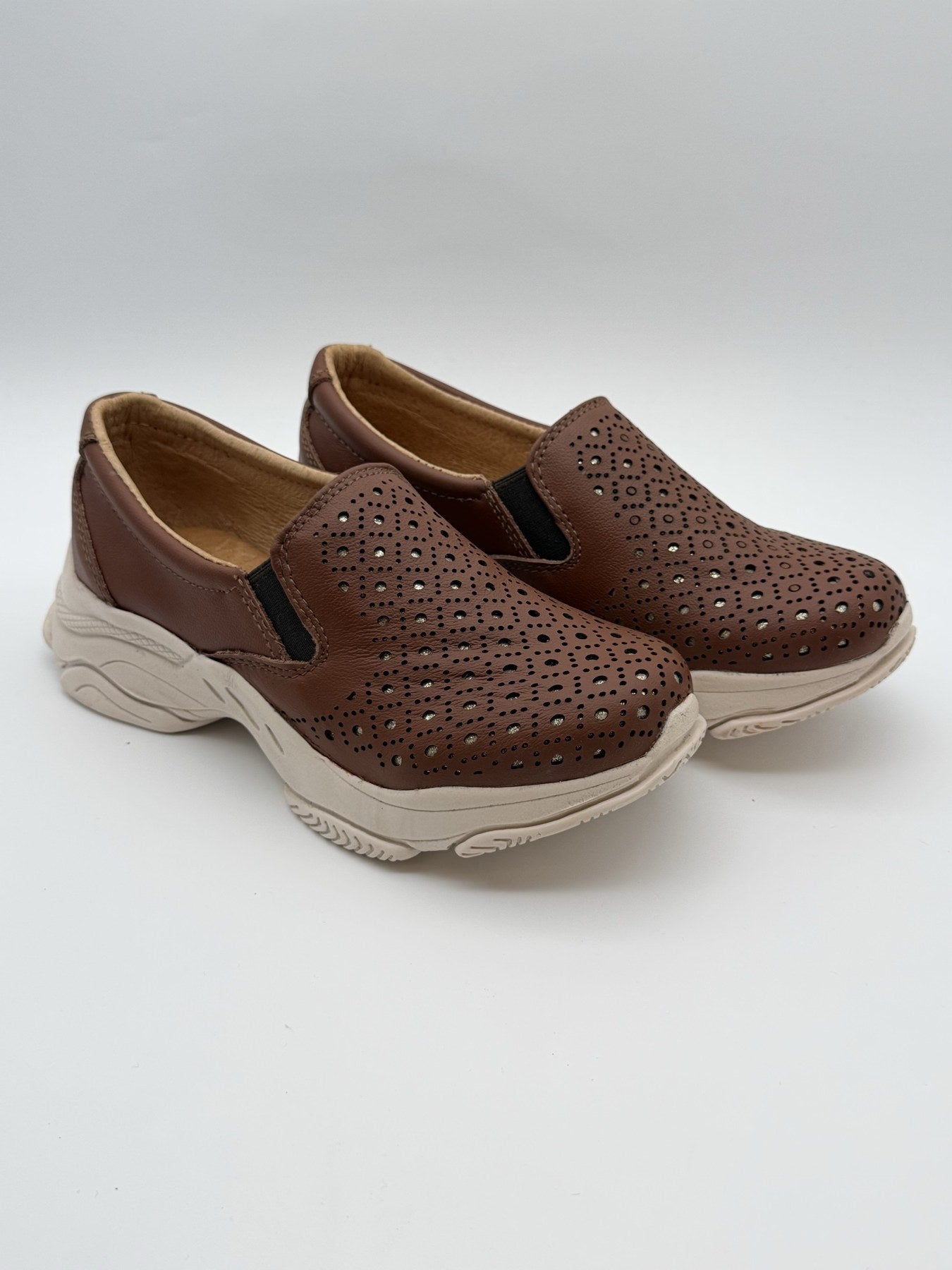 Zapato confort de dama Zapopan shedrón de piel troquelada — Calzado Zully