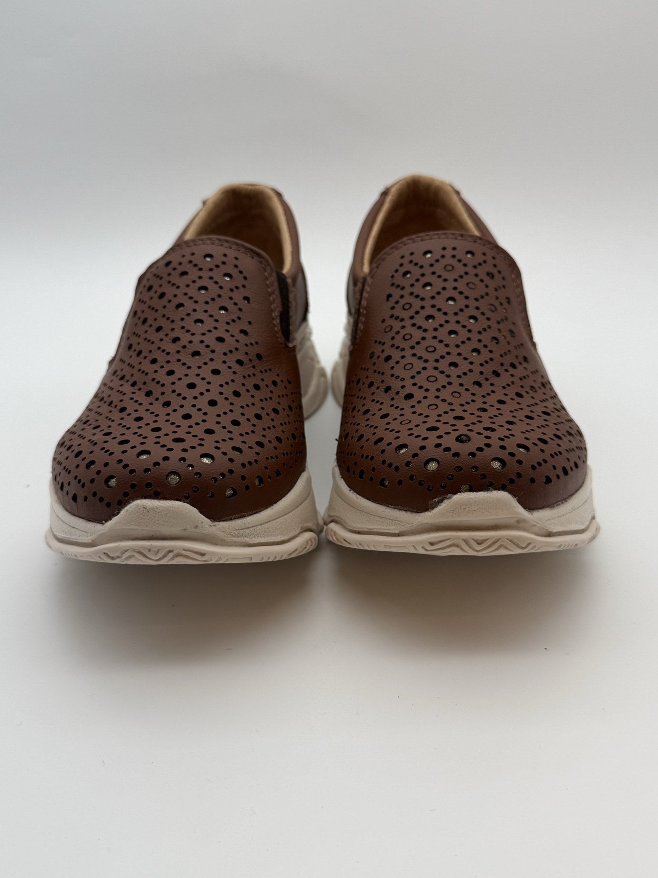 Zapato confort de dama Zapopan shedrón de piel troquelada — Calzado Zully — vista 3