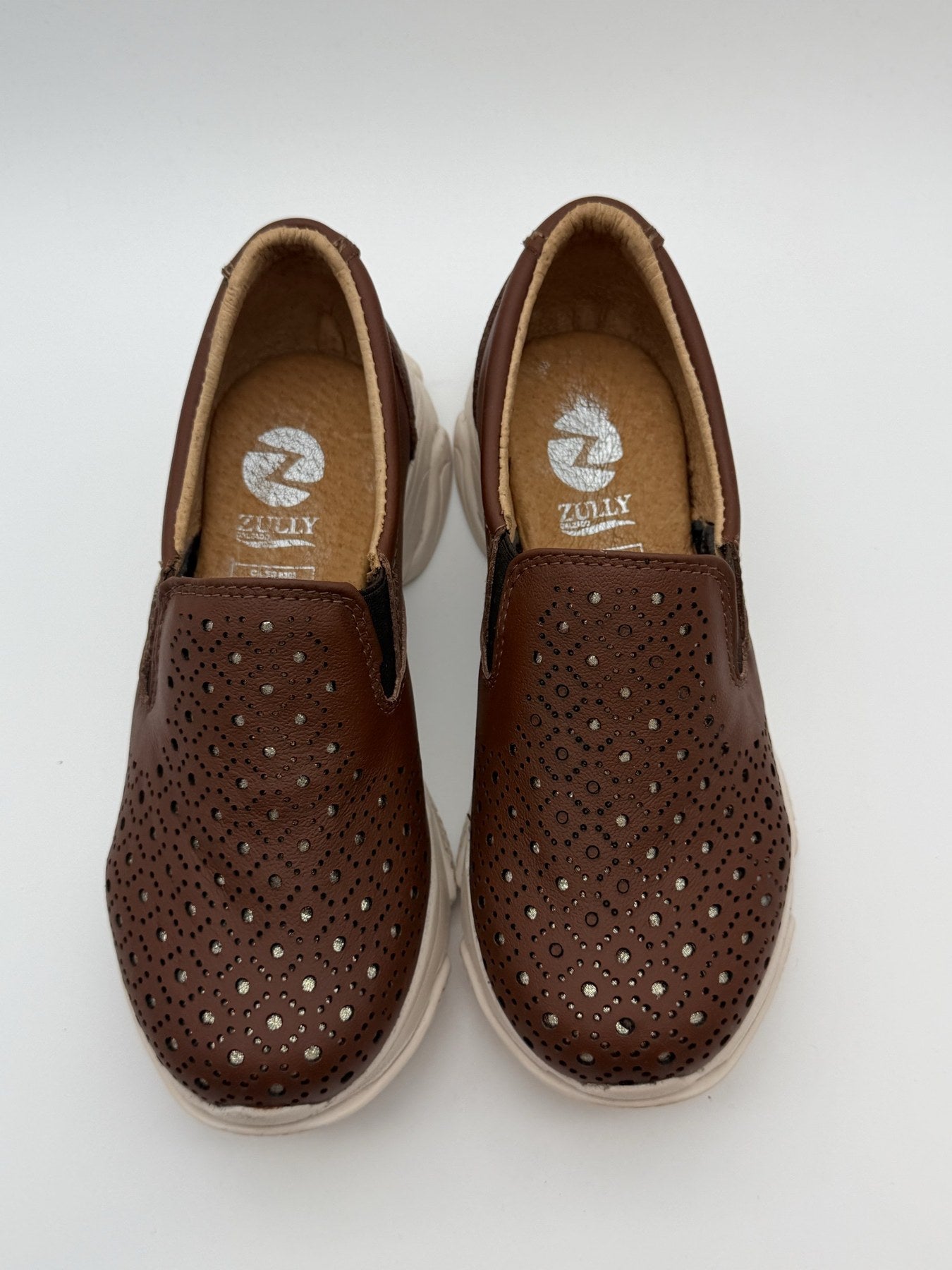 Zapato confort de dama Zapopan shedrón de piel troquelada — Calzado Zully — vista 4