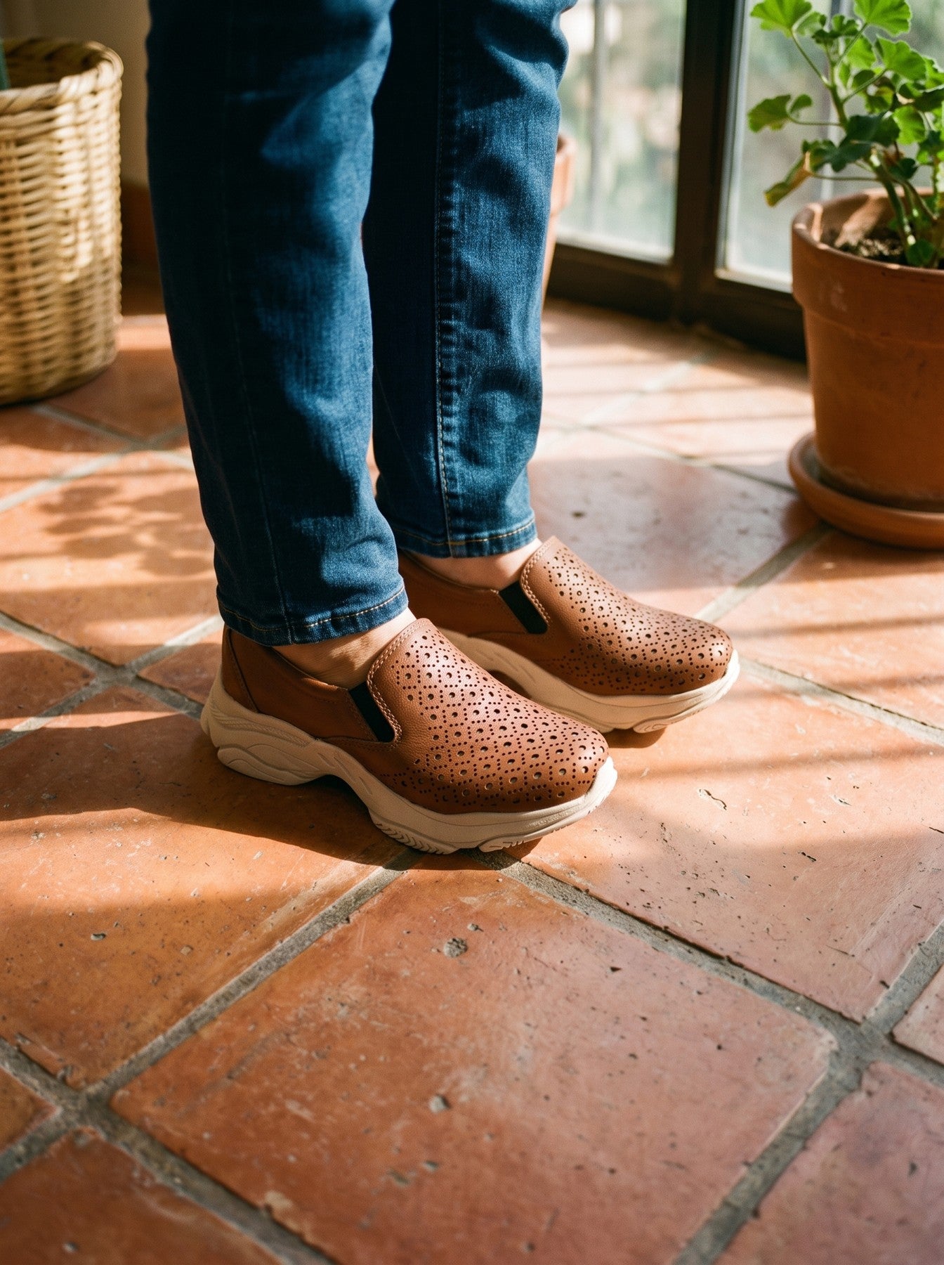 Mujer con zapatos Zapopan shedrón de piel troquelada en patio de barro — Calzado Zully